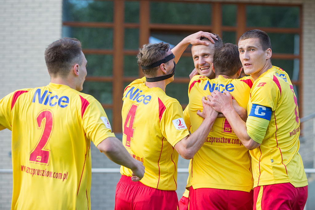 W poprzednim sezonie Maciej Mysiak aż sześciokrotnie odbierał od kolegów gratulacje po strzeleniu gola | Fot. Adam Litwiniuk/Znicz Pruszków